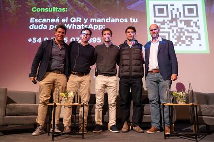 Pablo Avalle, profesor de la Universidad Austral, director de Xerendip Venture Builder; Nicolás Otamendi, CEO & Cofounder EIWA; Manuel Pascual Merlo, gerente de Nuevos Negocios Fersam Agroindustrial; Erik Wansart, encargado de Desarrollo Comercial, Ganader IA; Guillermo Roth, líder agronómico, Deep Agro