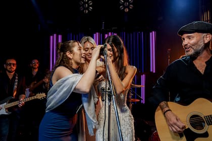 Pablo Bazterrica y su banda tocaron rock y blues durante la fiesta e invitaron a la novia y a un grupo de sus excompañeras del colegio St George's a que cantaran Linger, un hit de The Cranberries dedicado a Zach.