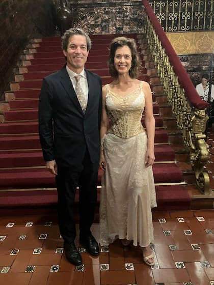 Pablo Bereciartua, ministro de Infraestructura y Movilidad de la Ciudad de Buenos Aires, junto a su esposa, Carolina Petroni de Bereciartua, presidenta de la asociación Amigos del Teatro Nacional Cervantes