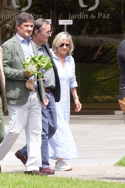 Pablo Bordeu (con un ramo de flores)