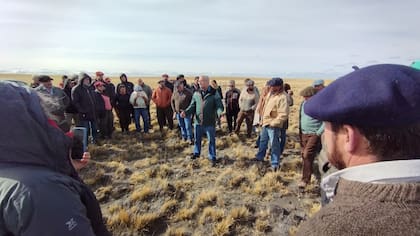 Pablo Borelli, de Ovis 21, durante una explicación sobre el estado de los suelos en La Tapera, Santa Cruz