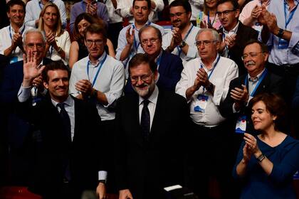 La llegada de Casado a la cúpula partidaria significa un revés para Mariano Rajoy: la contricante derrotada en la primaria fue su vicepresidenta, Soraya Sáenz de Santamaría