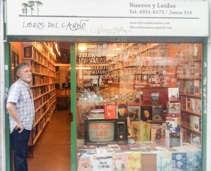 Pablo Castillo en el frente de su librería