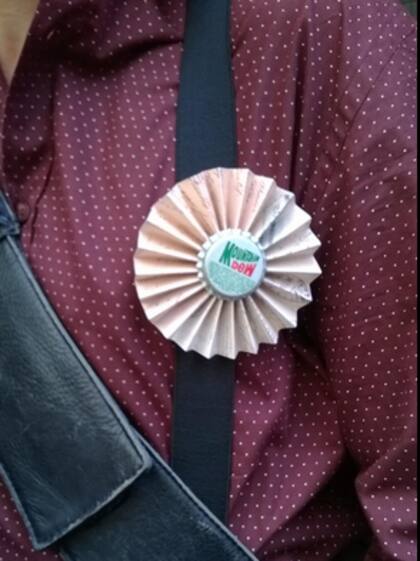 Pablo con sus tiradores y su prendedor de testigo, que nos hizo Wedding Factory.