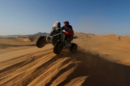 El piloto, que participa con licencia estadounidense, y cuyo cuatriciclo está preparado por Oreste Berta, está ahora ubicado en el tercer puesto de la clasificación general con un tiempo acumulado de 10 horas, 10 minutos, y 28 segundos