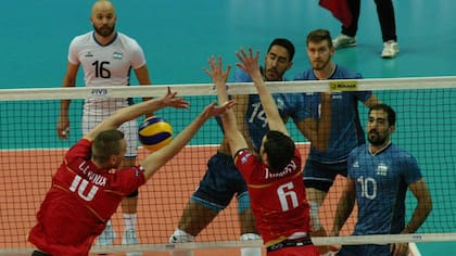 Pablo Crer remata entre Toniutti y Le Goff