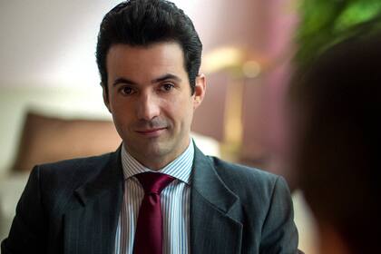 Pablo Cruz-Guerrero interpreta al oscuro persona de Patricio Robles, quien es presentado como la mente detrás de "Hasta que me olvides" en Luis Miguel, la serie