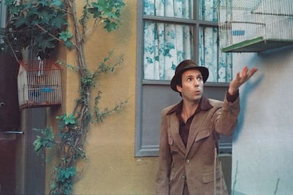 Pablo Cruz personificado como Roberto Gómez Bolaños, con el decorado de la Vecindad de fondo