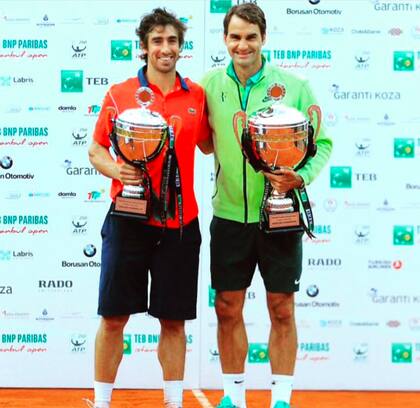 Pablo Cuevas tuvo una muy buena relación con Roger Federer, a quien enfrentó en dos oportunidades; una de ellas fue en la final de Estambul 2015, ganada por el suizo
