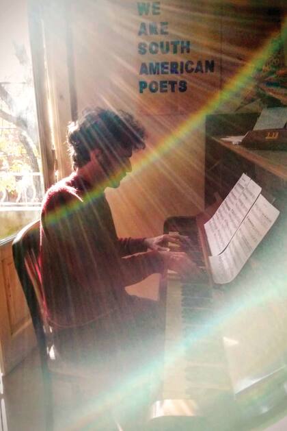 PABLO DACAL (44). @pabloxdacal Barrio: Caballito. ¿Qué te inspiró la cuarentena? “Estudiar, leer, escribir, meditar, recordar el mundo que amamos”.