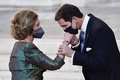 Pablo de Grecia besa la mano de la reina emérita de España, Sofía, que el 14 de mayo de 1962, en esta misma catedral, se casó con el entonces príncipe Juan Carlos.