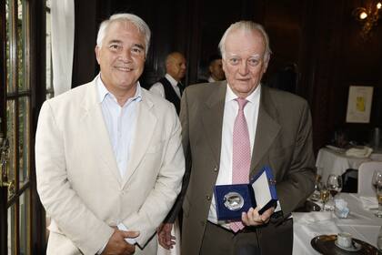 Pablo Deluca, Secretario general de ADEPA, le obsequió una medalla al presidente de AEDBA, Alberto Gowland Mitre