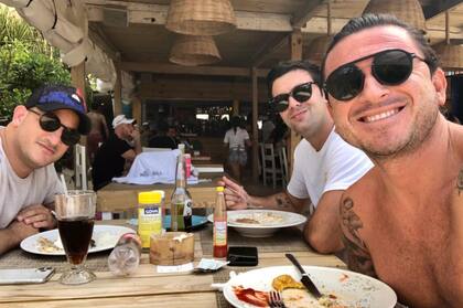 Pablo (derecha) junto a sus amigos, en su lugar favorito en el mundo.