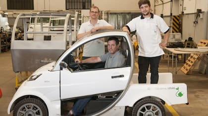 Pablo e Iván Naya y Sebastián Da Dalt, creadores del primer auto eléctrico fabricado en la Argentina