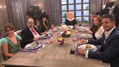 Pablo Echarri en la mesa de Mirtha Legrand junto a Moria Casán, Enrique Pinti, Analía Franchín, Laura Esquivel y Juan Pablo Fioribello