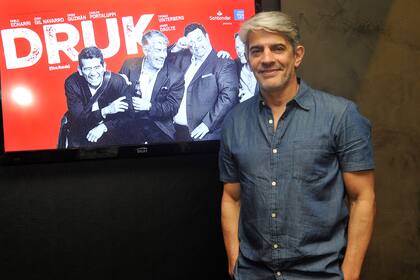 Pablo Echarri posa junto al cartel de la obra, en la que cuatro amigos profesores del secundario deciden realizar un experimento en base al consumo de alcohol