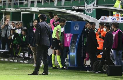 Pablo Echavarría es llamado por Darío Herrera y termina cobrando penal para River ante Banfield