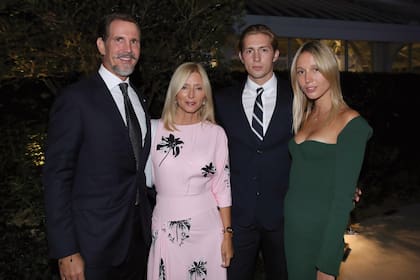 Pablo –el príncipe heredero, que es el nuevo jefe de la Casa Real, pero no tendrá trono-, con su mujer, Marie-Chantal y sus hijos, Olympia y Constantino Alexios, en París.