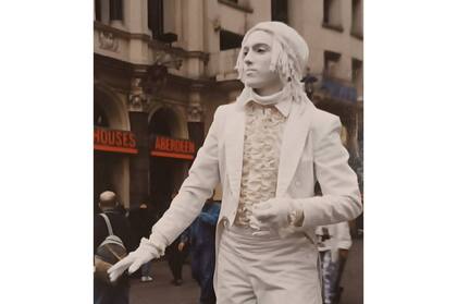 Pablo en una de sus performance como estatua viva.