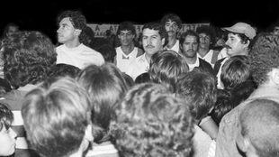 Pablo Escobar, con algunos de sus hombres y socios, durante un partido de fútbol en Medellín