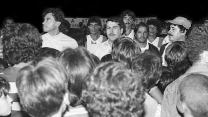 Pablo Escobar, con algunos de sus hombres y socios, durante un partido de fútbol en Medellín