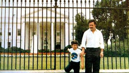 Pablo Escobar con su hijo afuera de la Casa Blanca en 1981