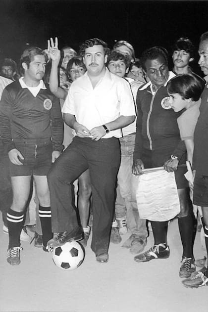 Pablo Escobar Gaviria, el mayor narcotraficante de la historia de Colombia y jefe del Cártel de Medellín, estaba involucrado en el fútbol, sobre todo, vía Nacional.