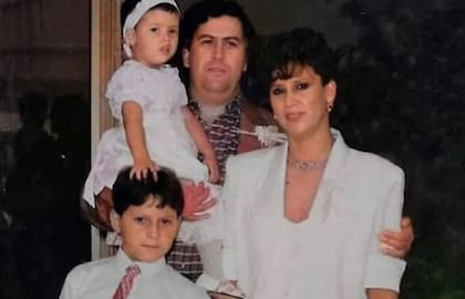 Pablo Escobar tuvo dos hijos con María Isabel Santos Caballero, Manuela y Juan Pablo, ambos cambiaron sus nombres en 1994