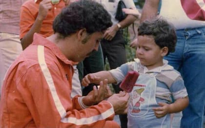Pablo Escobar y su hijo Juan Pablo (ahora Juan Sebastián Marroquín Santos)