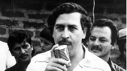 Pablo Escobar y una leyenda que sigue viva. El narco tenía tanto poder que podía esconderse de los policías en frente de sus propias narices, con la tranquilidad de saber que muchos de ellos no podrían hacer nada.