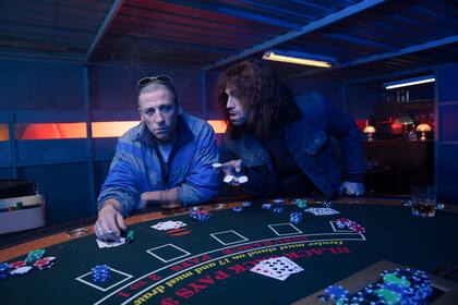 Durante sus primeros treinta minutos, 'Entre hombres' muda de protagonistas de forma casi antológica, rastreando los modos en que diferentes personajes intentan desvincularse del crimen