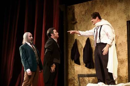 Pablo Finamore, Jorge Suárez y Carlos Belloso, en una de las escenas más contundentes de El inspector