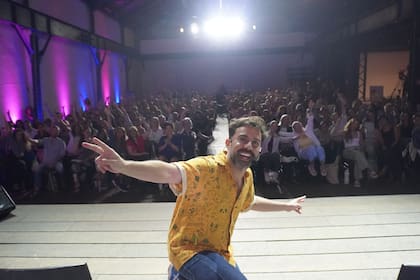 Pablo Flores enseña a fluir con la astrologia evolutiva. Más de un millón de seguidores en redes sociales y doce mil alumnos pasaron por sus cursos y conferencias internacionales.