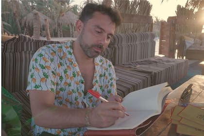 Pablo Flores Laynmus, de ingeniero a astrólogo. Se atrevió a seguir su propósito de vida y se convirtió en uno de los astróterapeutas chilenos con más seguidores en su canal de Youtube.