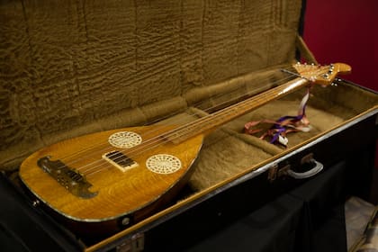 Instrumentos que fueron parte de la colección privada de Sandro serán exhibidos en el bar montado en la planta baja del castillo de la avenida Pavón en Boedo. 