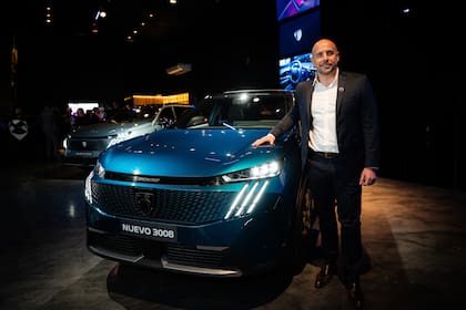 Pablo García Leyenda, director Comercial de Stellantis junto al Nuevo Peugeot 3008.