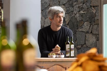 Pablo Geier recibe visitantes para degustaciones en la bodega.