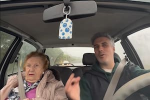 Pablo genera contenido con su abuela en TikTok (Foto: Captura TikTok @viti.pablo)