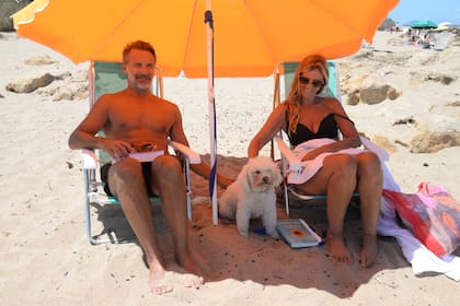 Pablo Gil, Luli Dietrich y Gloria en playa Bikini, Manantiales