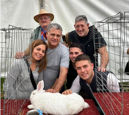Pablo Gómez (de remera gris) junto a su mujer, sus hijos y familia