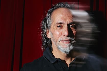 Pablo Gorlero, director de cuatro obras en cartel, es ademas periodista y escritor.