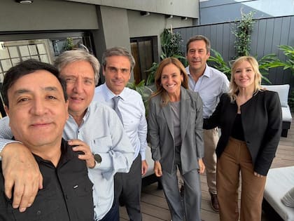 Pablo Grasso, intendente de Río Gallegos, junto a los diputados Emir Félix (Mendoza), Guillermo Michel (Entre Ríos), Victoria Tolosa Paz (Buenos Aires); Juan Pablo Luque (Chubut) y Moira Lanesan (Santa Cruz)