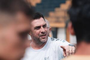 Un entrenamiento con Pablo Guede: un DT que vive con pasión y valora el plus del jugador argentino