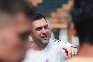 Un entrenamiento con Pablo Guede: un DT que vive con pasión y valora el plus del jugador argentino