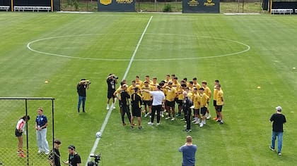Pablo Guede les da indicaciones a los chicos de Comunicaciones previo al entrenamiento que realizó para el Congreso de Librofútbol