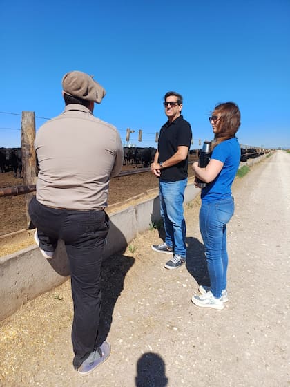 Pablo Guimaraenz, de remera oscura, asesorando a productores