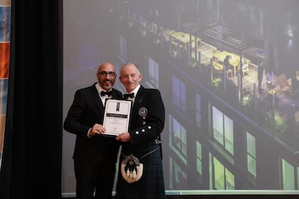 Pablo Gurfinkel, director de Marketing de Crayón, recibe la distinción en los International Property Awards 2025.