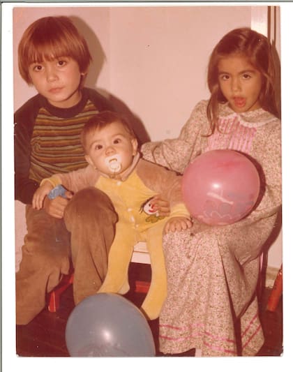 Pablo (izq.) junto a sus hermanos. "Cuando se murió mi papá fue tremendo. Mi mamá quedó viuda a los 41 años, se había casado a los 19 años y era ama de casa. Le dije, 'Tenés que hacer algo' y ella, por ejemplo, nos cortaba las uñas desde chicos. '¿No querés estudiar eso?'. Hoy es una profesional y la podóloga oficial de Navarro"