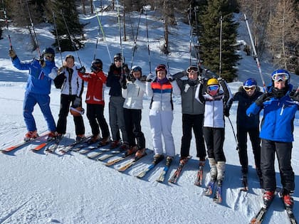 Pablo (izq) trabajo como instructor de esquí en Marilleva, al norte de Italia, hasta que por el aumento de los casos de coronavirus muchos turistas cancelaron todas las visitas turísticas