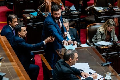 Pablo Juliano le entrega la constitución a Manuel Adorni